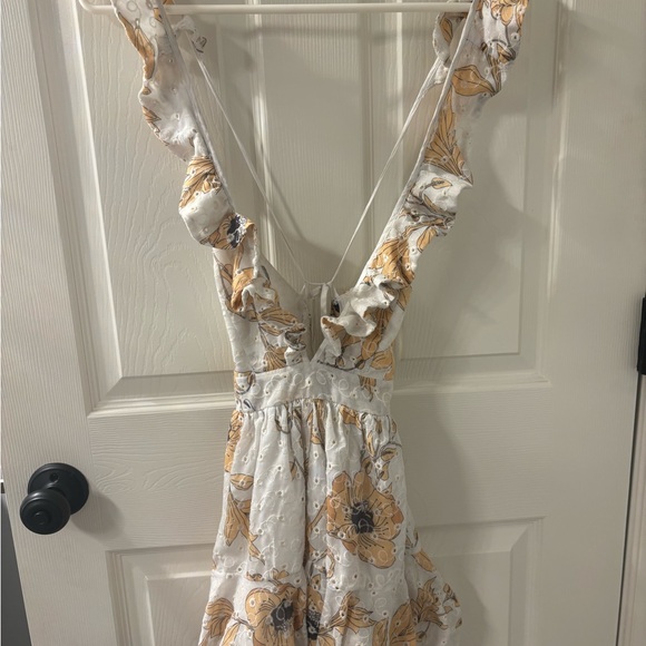 Amazing lace plunge floral romper- size small - Picture 10 of 10